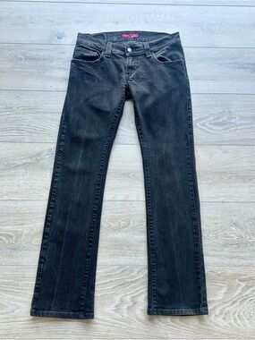 Levi’s Tilted 504 dark wash jeans in excellent pre-owned condition.